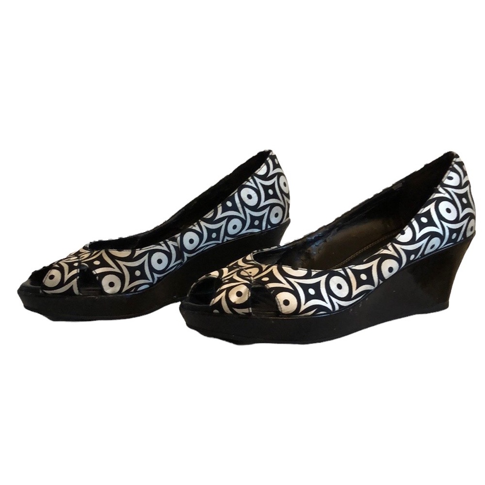 Naturalizer black and white geometric open toe wedge shoes size 5M